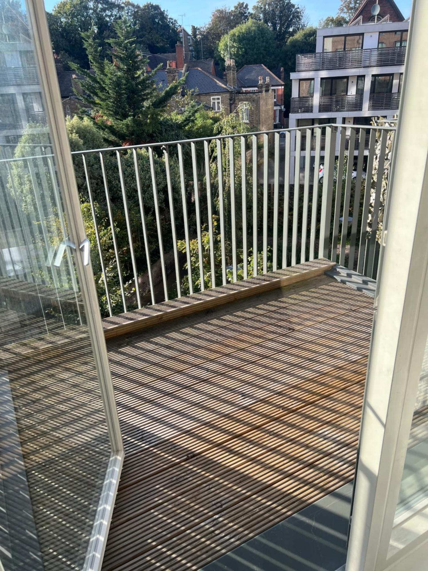 Remarkable 1-bed In With Balcony Londra